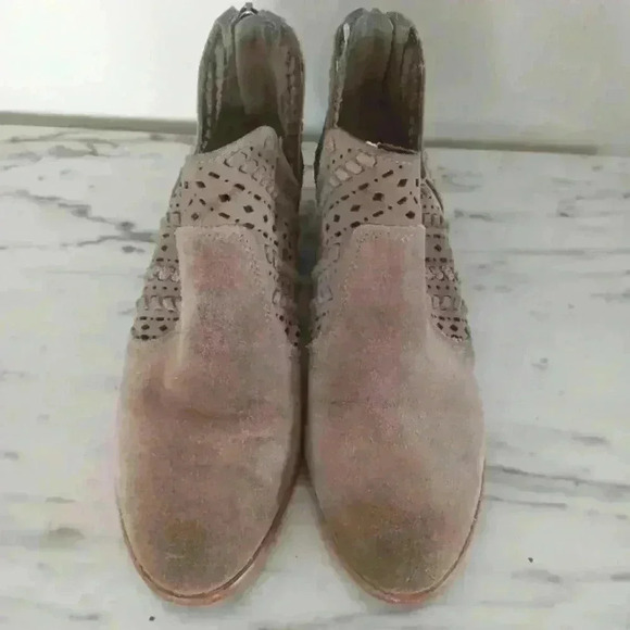 Vince Camuto Prasata Leather Bootie - Picture 2 of 13